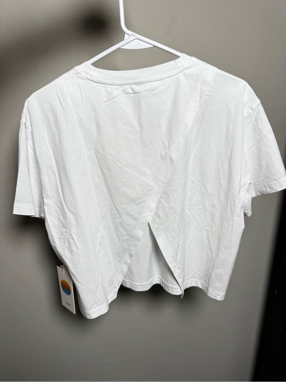 Vuori Short Sleeve Feather Cross Back - Picture 5 of 7